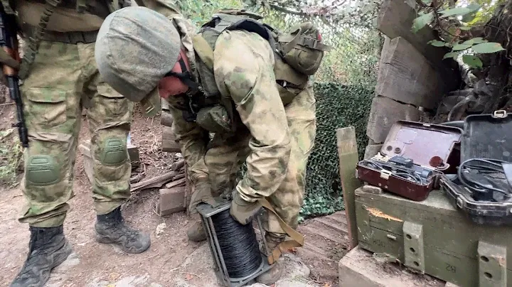 СВЯЗИСТЫ ДЕЖУРЯТ НА БОЕВОМ ПОСТУ