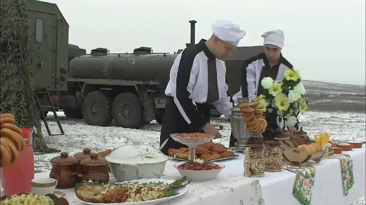 Варка пищи и выпечка хлеба военных поваров в полевых условиях на полигоне Кадамовский Ростовская обл